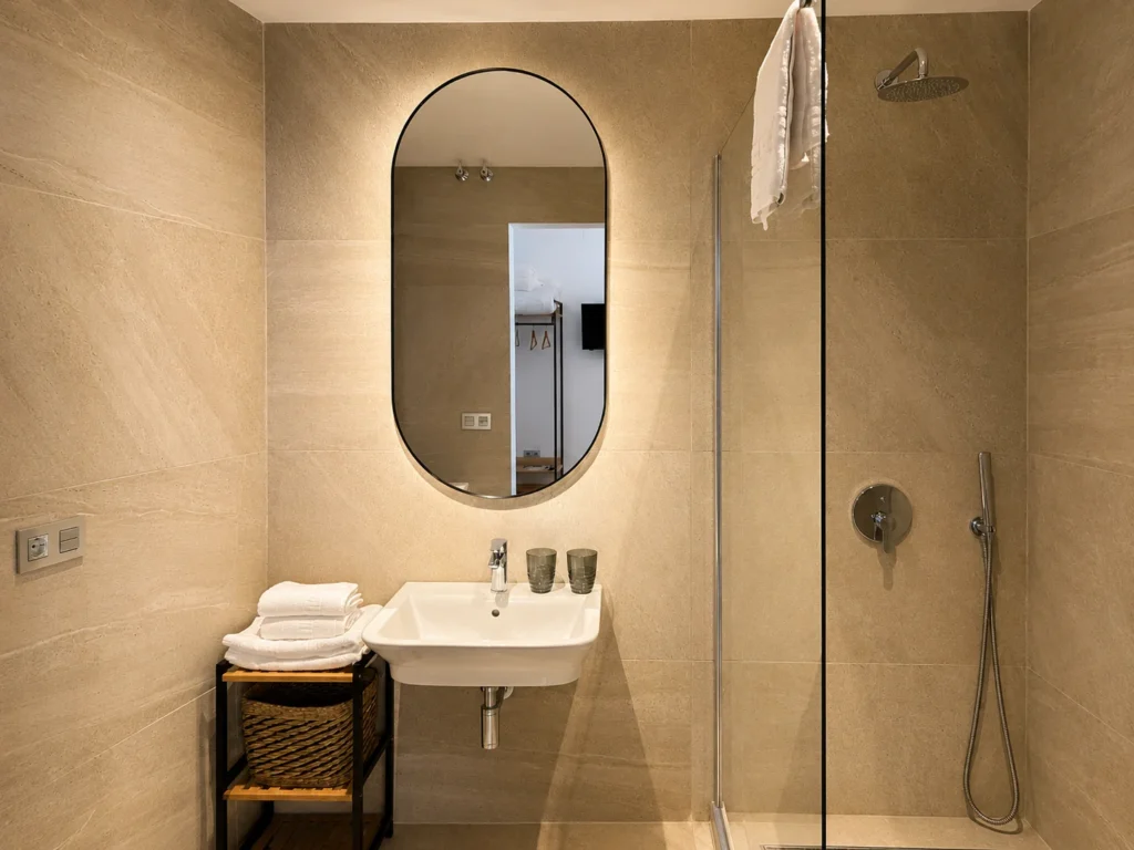 Baño moderno y elegante de hotel boutique en Conil de la Frontera con diseño cuidado y acabados premium