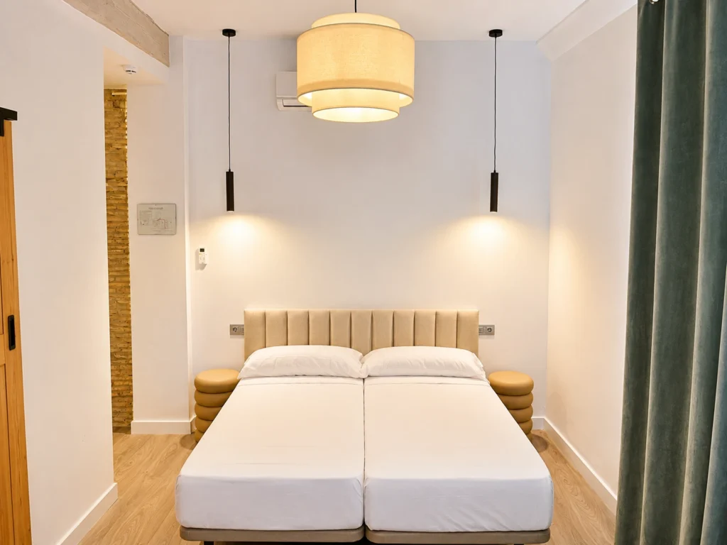 Habitación cuádruple en hotel boutique en Conil Arena House ideal para familias con espacio amplio y moderno