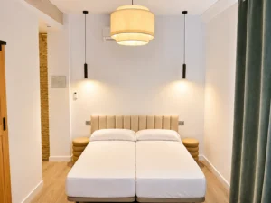 Habitación cuádruple en hotel boutique en Conil Arena House ideal para familias con espacio amplio y moderno