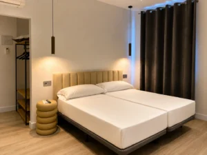 Habitación triple en hotel boutique en Conil Arena House amplia y equipada para grupos o familias