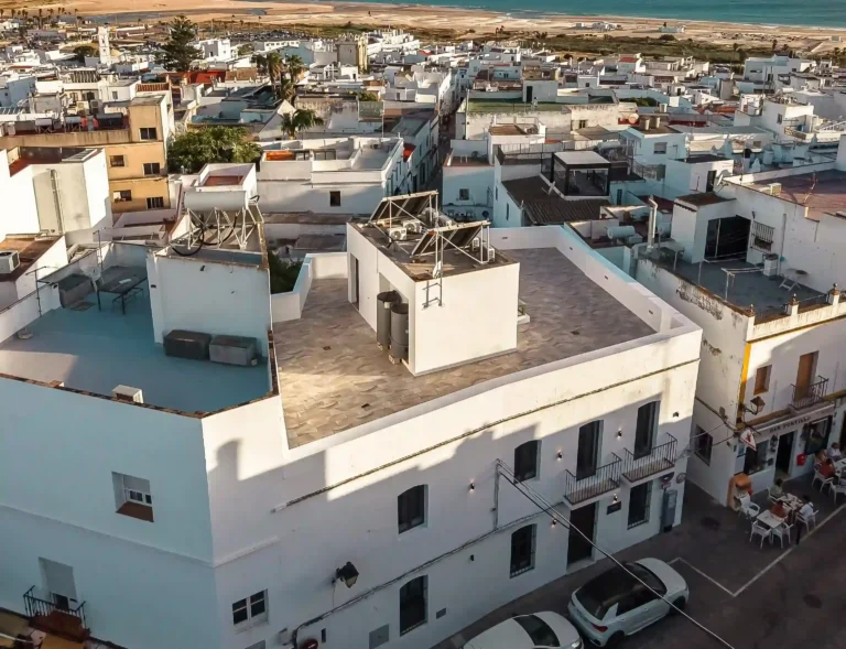 Calles blancas del casco histórico de Conil de la Frontera con arquitectura tradicional andaluza.