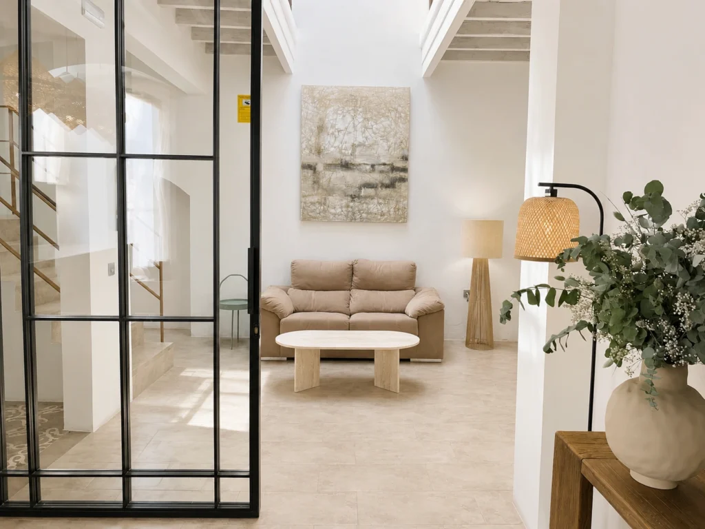 Entrada acogedora de hotel boutique en Conil Arena House con iluminación cálida y diseño elegante