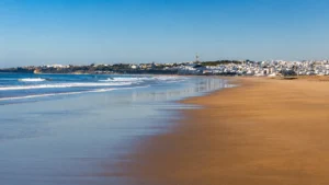 Playa de Conil de la Frontera en la Costa de la Luz, kilómetros de arena dorada y aguas cristalinas junto al océano Atlántico.