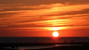 Atardecer sobre la costa de Conil de la Frontera con vistas al océano Atlántico y la Costa de la Luz.