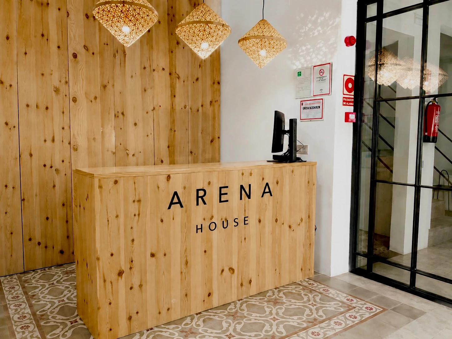 Recepción moderna de hotel boutique en Conil de la Frontera con diseño elegante y ambiente acogedor