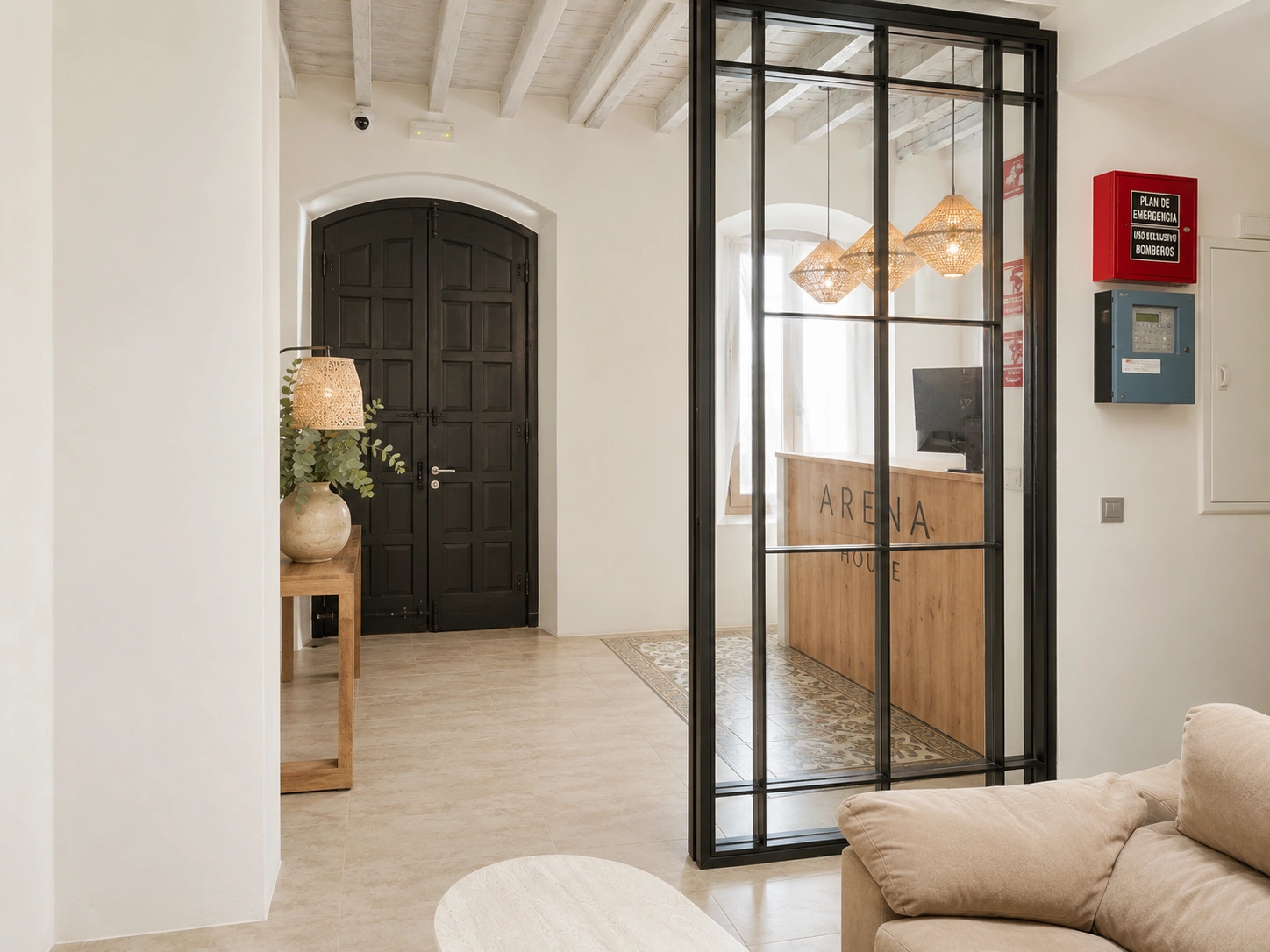 Recepción moderna de hotel boutique en Conil Arena House con diseño elegante y entrada luminosa
