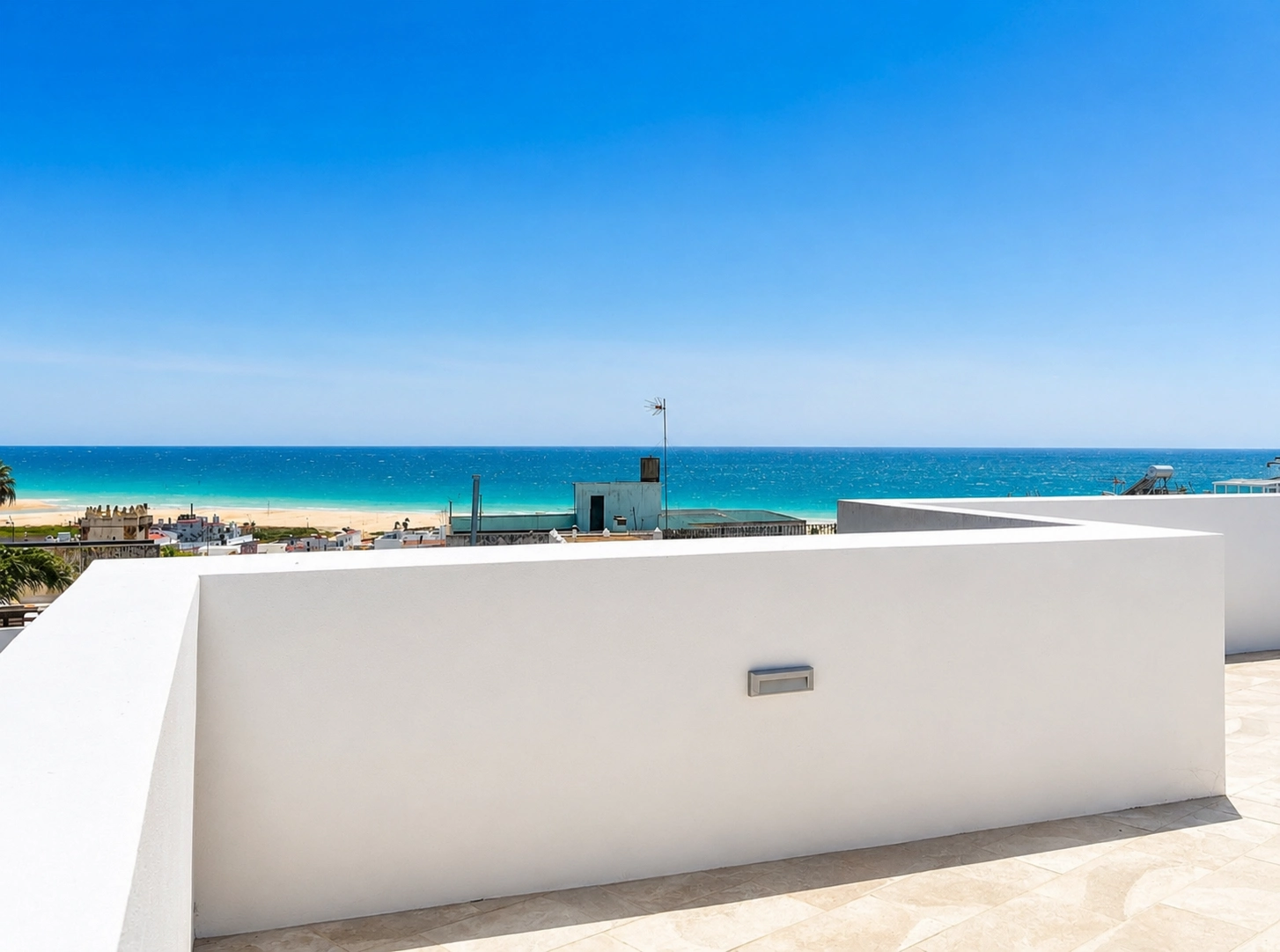 Terraza con vistas al mar en hotel boutique en Conil Arena House cerca de la playa